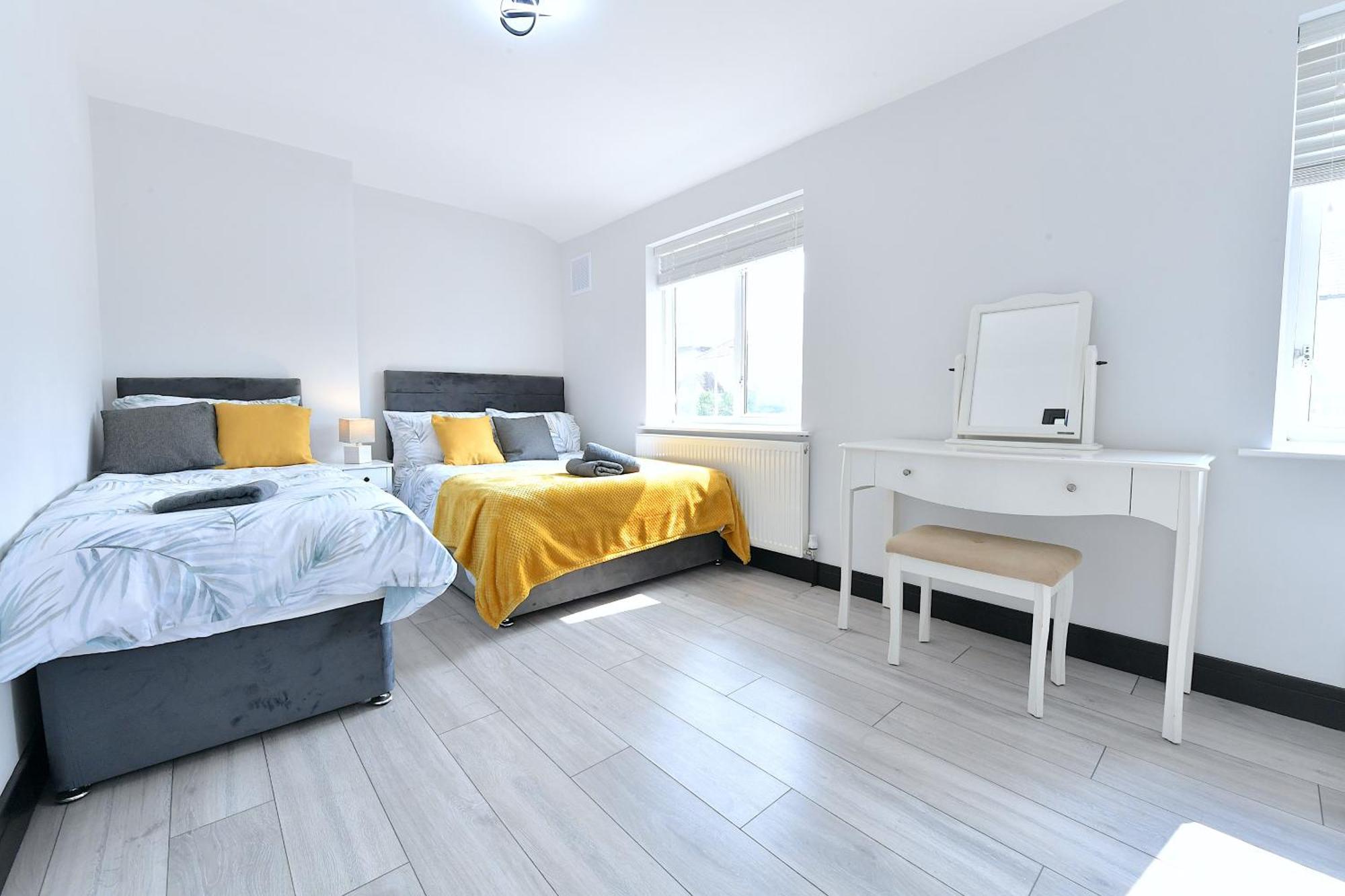 North West London Escape Villa มิลล์ฮิลล์ ภายนอก รูปภาพ